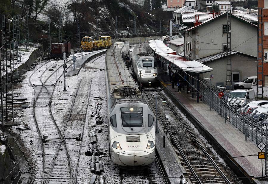 La nieve complica el tráfico ferroviario entre León y Asturias. En las imágenes, situación en la que se encuentran la estación de Busdongo.