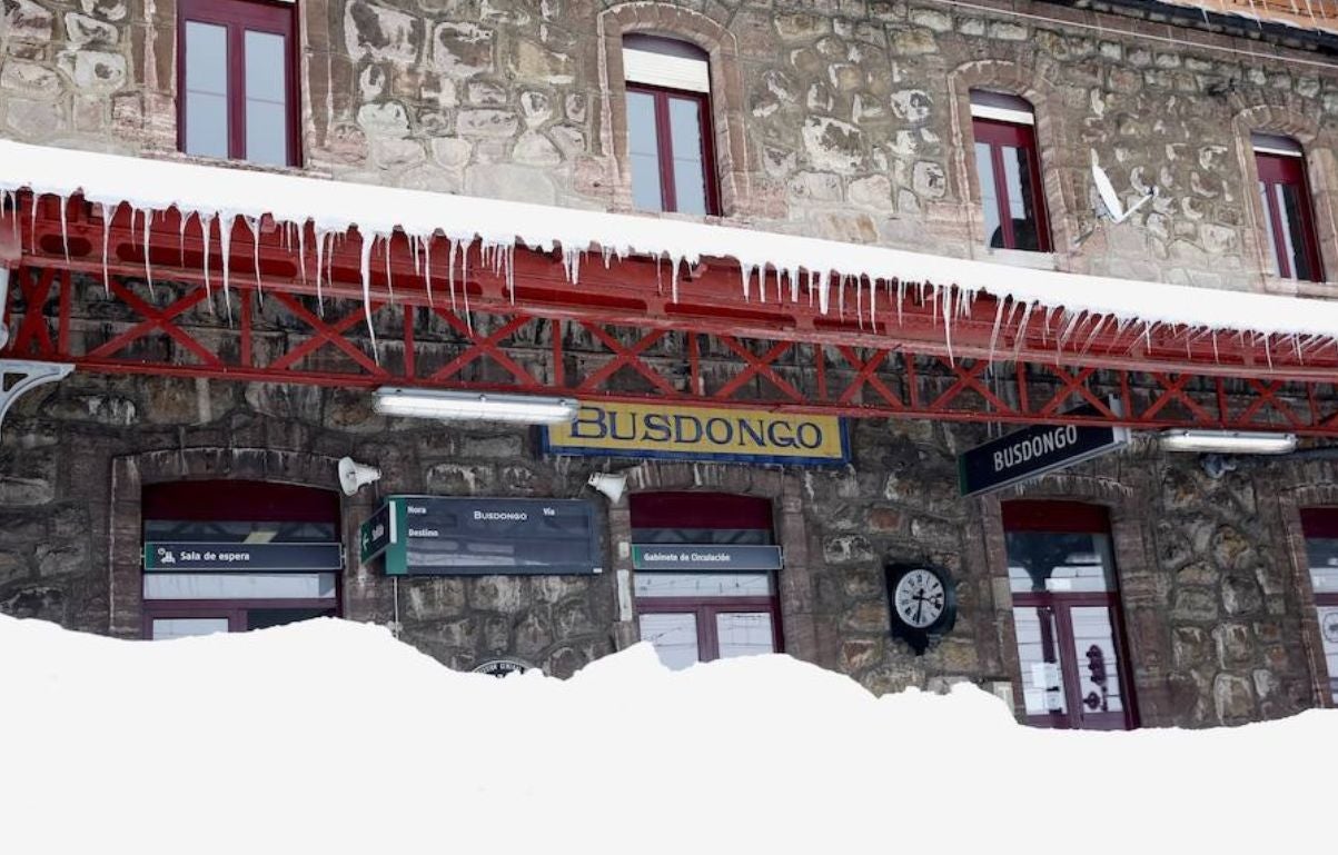 La nieve complica el tráfico ferroviario entre León y Asturias. En las imágenes, situación en la que se encuentran la estación de Busdongo. En el puerto de Pajares la circulación se complica.