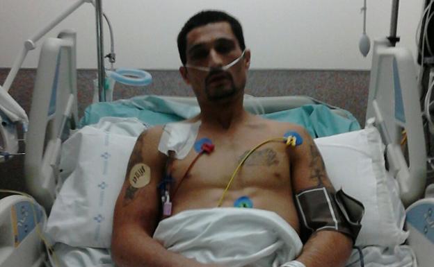 Gonzalo Montoya, en el Hospital Central de Asturias, donde permaneció dos semanas.