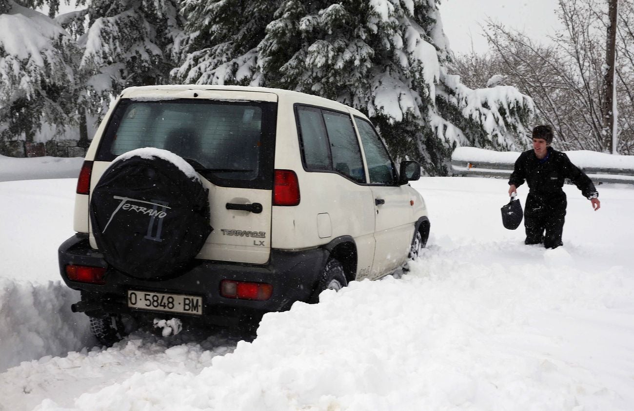 La nieve complica el tráfico ferroviario entre León y Asturias. En las imágenes, situación en la que se encuentran la estación de Busdongo. En el puerto de Pajares la circulación se complica.