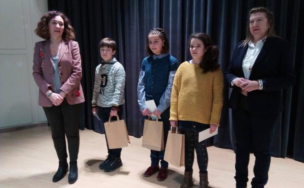 La alcaldesa de Ponferrada y la edil de Cultura, junto a algunos de los alumnos premiados.