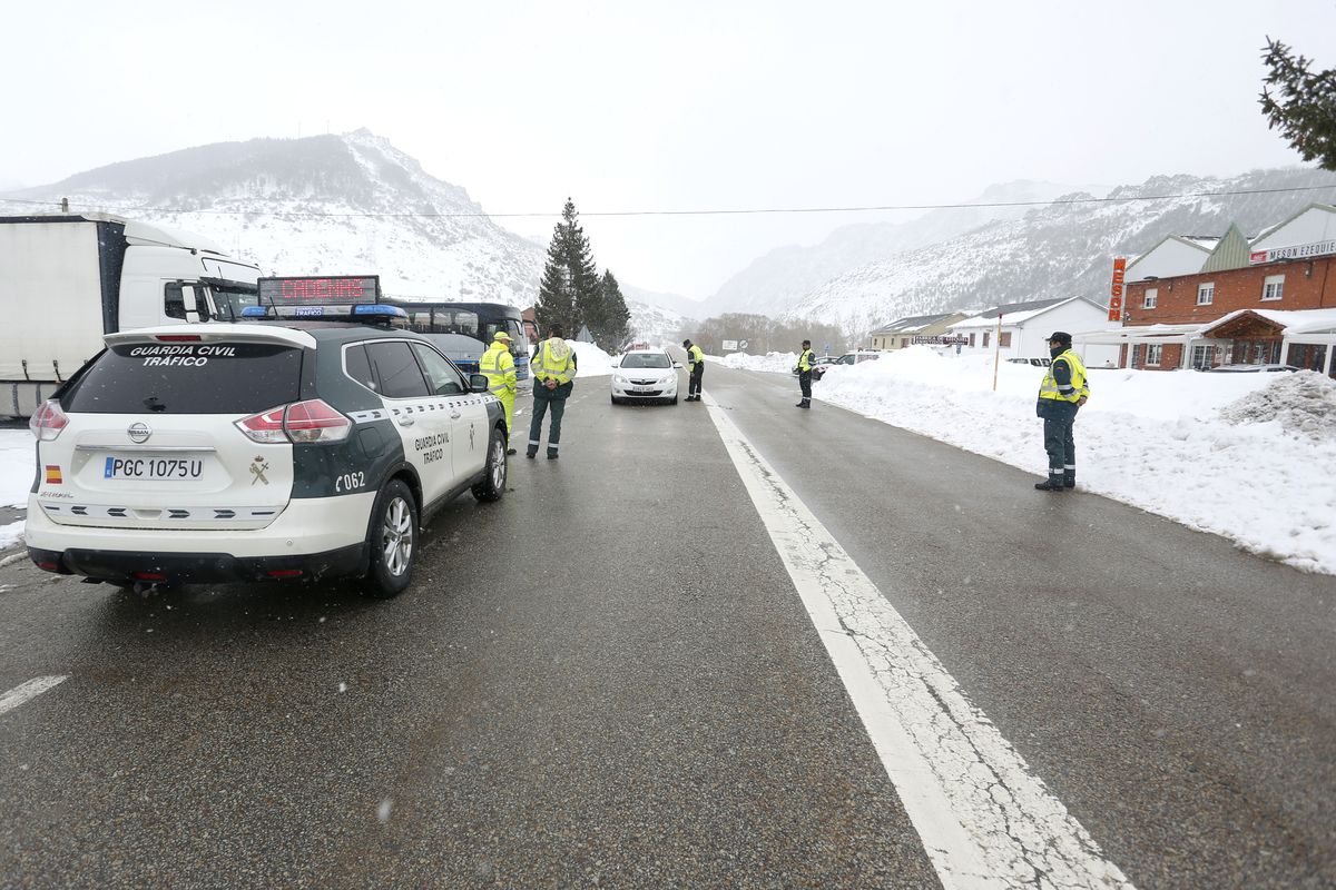 La vía férrea que une León y Asturias, afectada por la nieve. En la imagen, un tren parado en la estación de Busdongo (León) || La nieve frena al tren en el Puerto de Pajares. Las intensas nevdas están frenando en seco el tráfico ferroviario