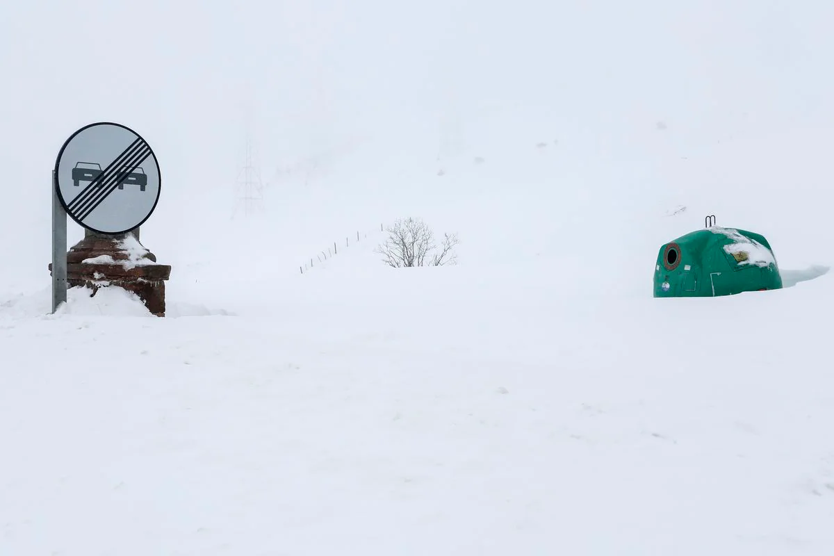 La vía férrea que une León y Asturias, afectada por la nieve. En la imagen, un tren parado en la estación de Busdongo (León) || La nieve frena al tren en el Puerto de Pajares. Las intensas nevdas están frenando en seco el tráfico ferroviario