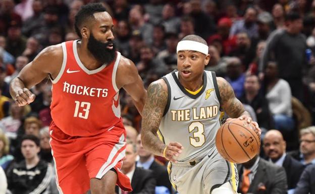 Isaiah Thomas, ante James Harden en un partido entre los Cavs y los Rockets. 