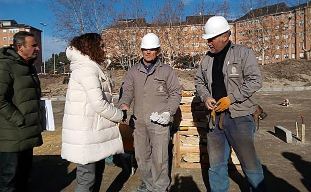 La regidora municipal saluda a los trabajadores que realizan las obras. 