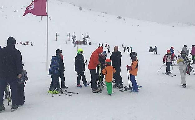Un grupo de esquiadores en San Isidro.