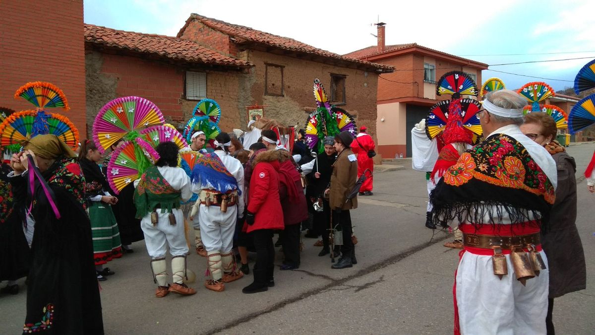 La localidad leonesa revive uno de los antruejos más característicos y llamativos de León en una jornada al ritmo de la pandereta, el tamboril y la dulzaina