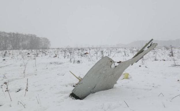 Imagen principal - Mueren los 71 pasajeros del avión que se ha estrellado en Rusia