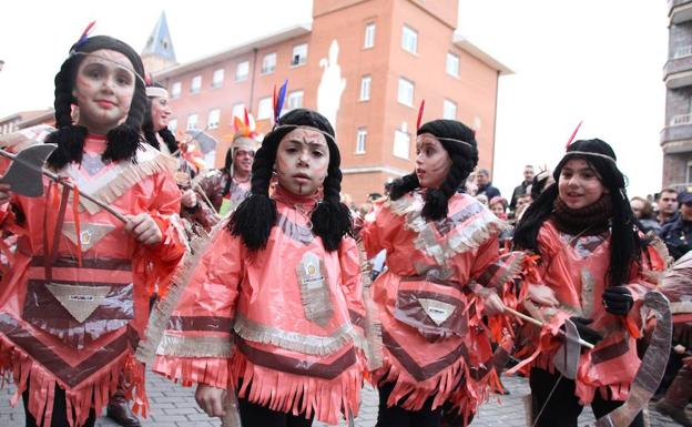 Imagen principal - Más de 540 personas disfrutan en el desfile de Carnaval de Valencia de Don Juan