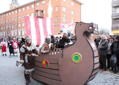 Imagen secundaria 1 - Más de 540 personas disfrutan en el desfile de Carnaval de Valencia de Don Juan