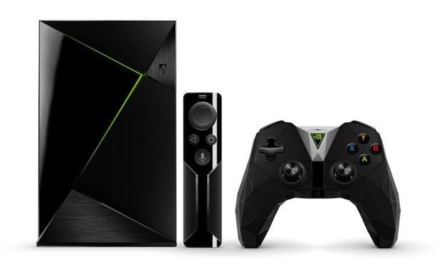 El dispositivo Nvidia Shield Android TV y sus dos mandos.