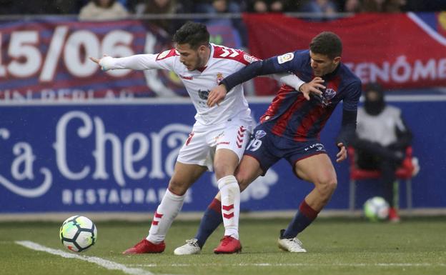 Emi Buendía, en un lance en el partido ante el Huesca.