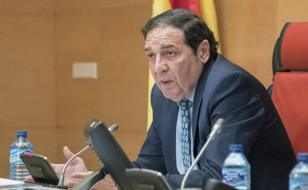 El consejero de Sanidad, Antonio María Sáez, comparece a petición propia ante la Comisión de Sanidad de las Cortes de Castilla y León para explicar la situación de la sanidad en la Comunidad. 