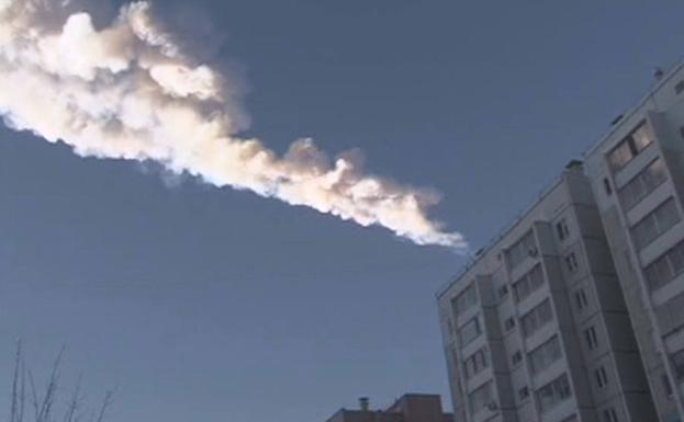 Estela dejada por un meteorito sobre la ciudad de Cheyabinsk. 