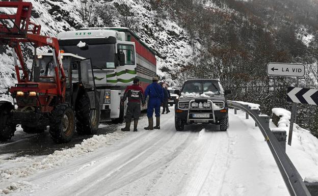 Un vehículo en una carretera nevada de la provincia de León.