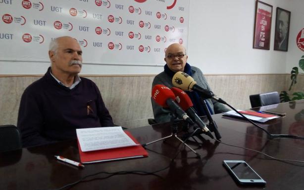 Los responsables de las uniones de jubilados y pensionistas de UGT y CCOO en El Bierzo, Antonio Zamora y Julio Díaz, durante su comparecencia.