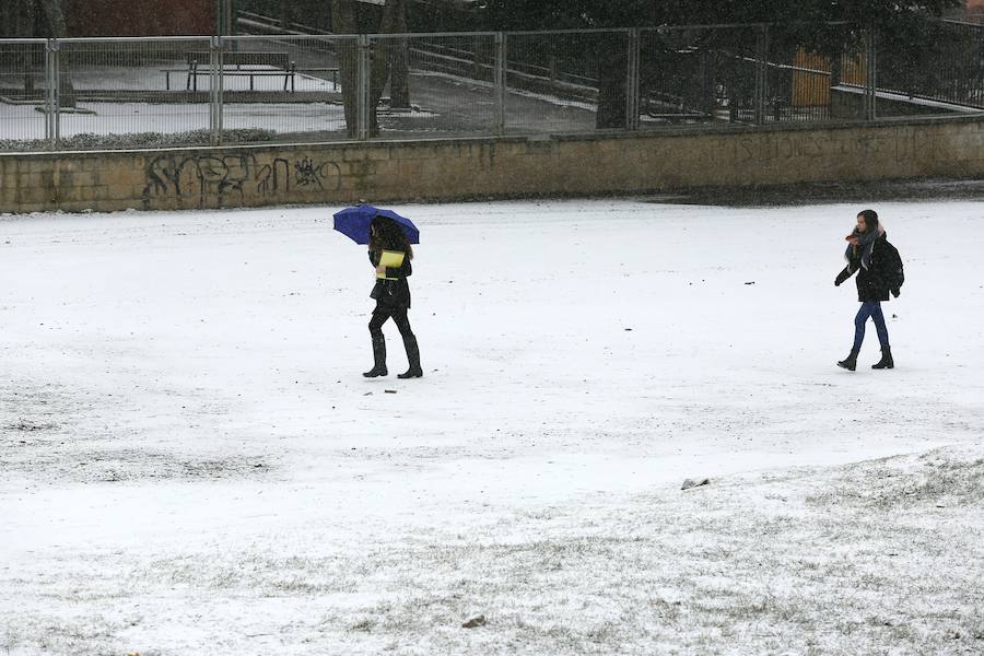 La baja cota de nieve propicia que de nuevo el blanco elemento llegue a la capital | La provincia se encuentra en alerta amarilla