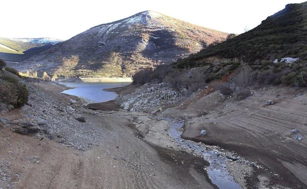 Lecho del embalse de Compuerto (Palencia), en una fotografía de archivo.