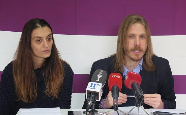 María Hernández junto a Pablo Fernández, durante la rueda de prensa. 