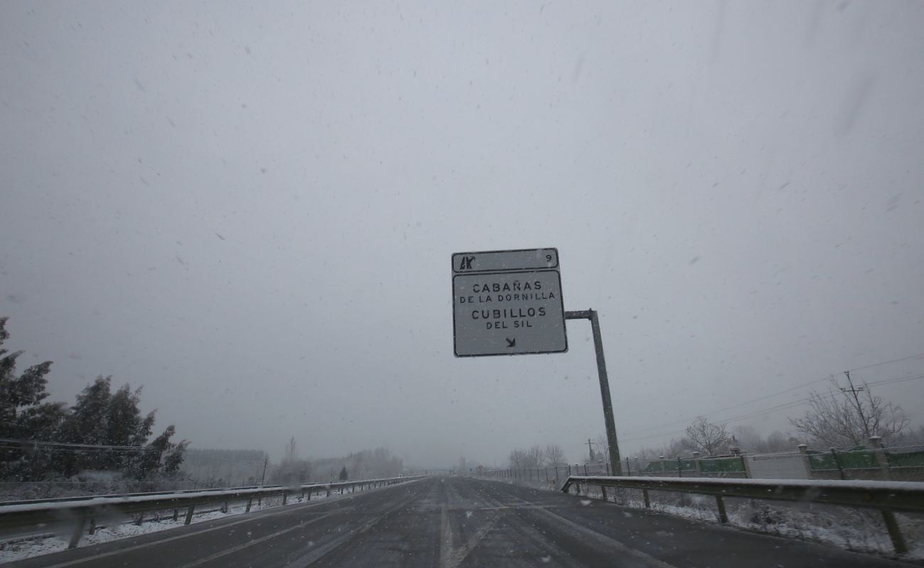 Varios coches se quedaron bloqueados este martes en la carretera LE-631 entre las localidades de Cubillos del Sil y Fresnedo por la intensa nevada