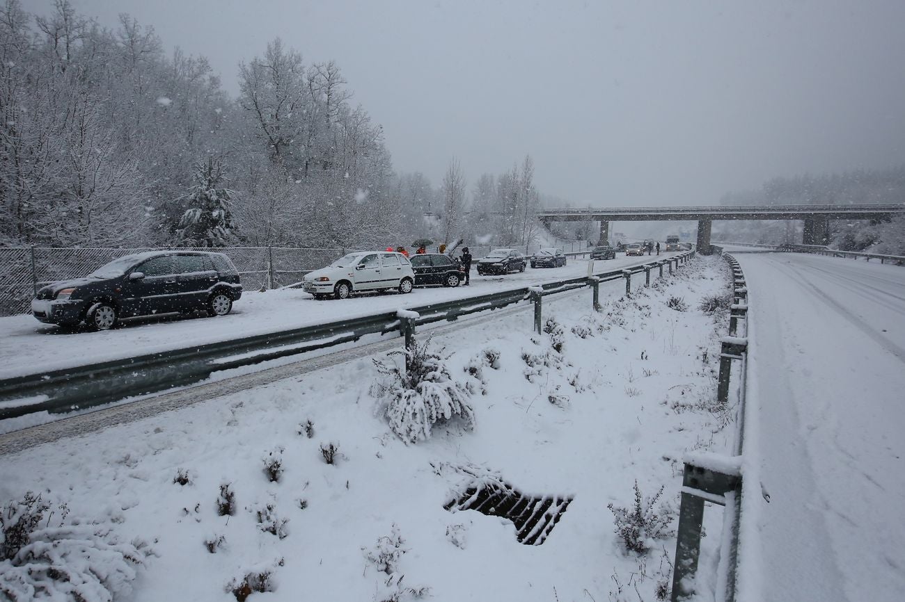 Varios coches se quedaron bloqueados este martes en la carretera LE-631 entre las localidades de Cubillos del Sil y Fresnedo por la intensa nevada