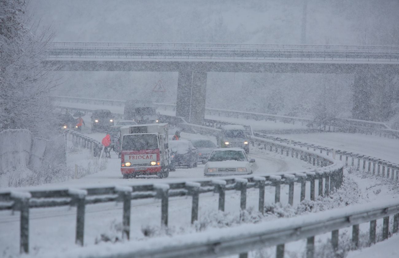 Varios coches se quedaron bloqueados este martes en la carretera LE-631 entre las localidades de Cubillos del Sil y Fresnedo por la intensa nevada