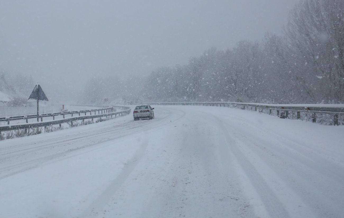 Varios coches se quedaron bloqueados este martes en la carretera LE-631 entre las localidades de Cubillos del Sil y Fresnedo por la intensa nevada