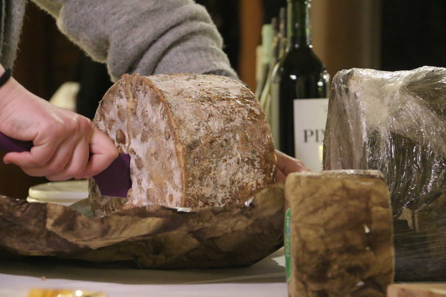 Cata de Vega Sicilia maridado con el queso de Valdeón