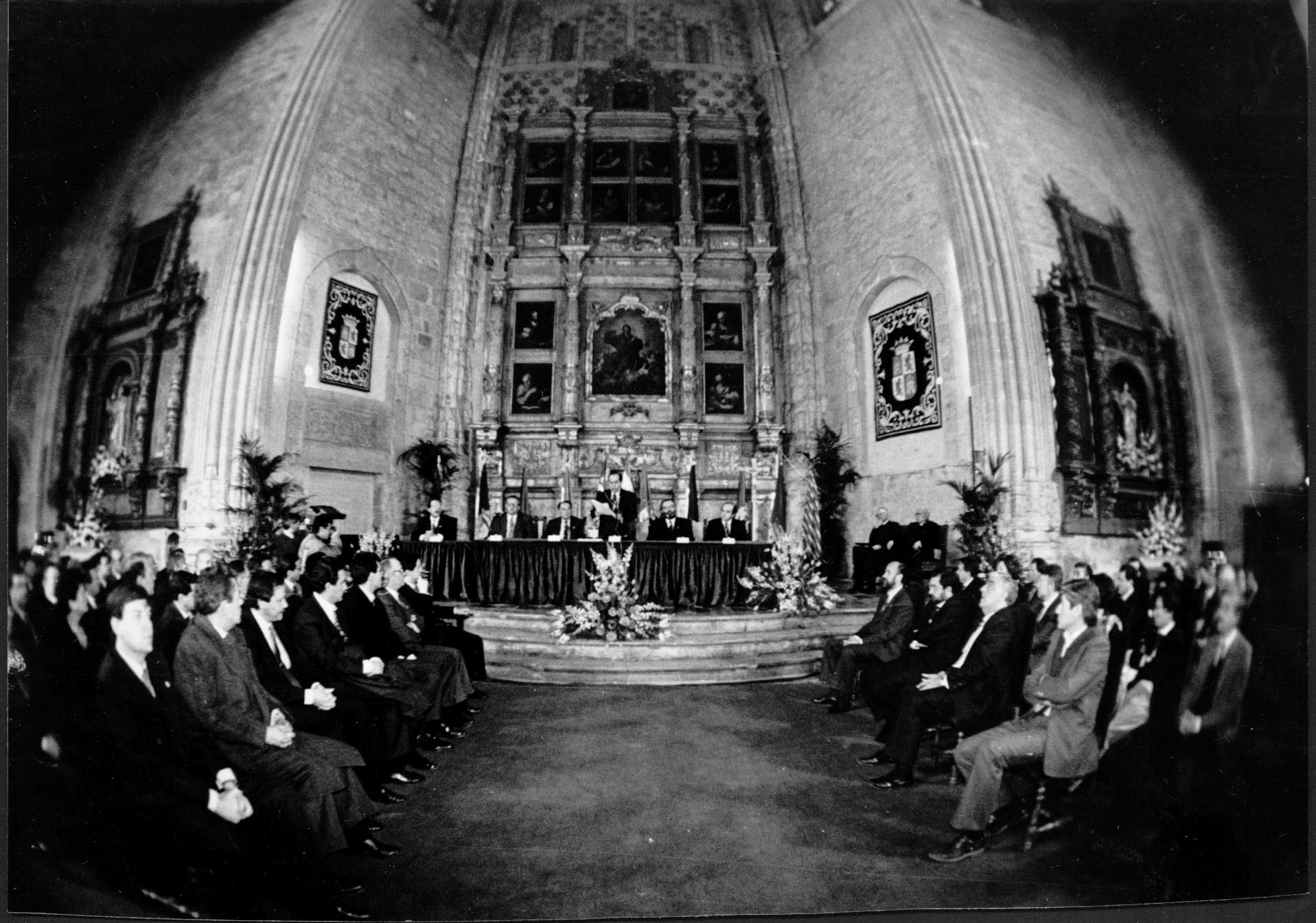 1992. El presidente de las Cortes, Manuel Estella, durante la lectura de su discurso en el IX aniversario, celebrado en la iglesia de San Marcos, en León.