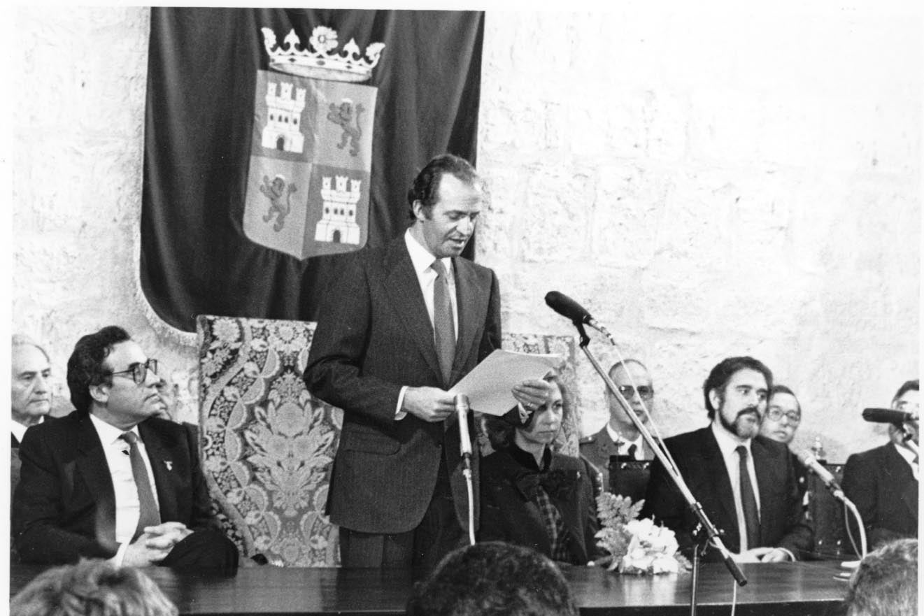 El 5 de abril de 1984, los Reyes visitan por primera vez, de forma oficial, la comunidad autónoma. Don Juan Carlos y Doña Sofía presidieron un pleno extraordinario de las Cortes en el transcurso del cual el Rey pidió a la Cámara que sirviera de marco para «pactos entre caballeros» destinados a resolver de forma educada los problemas de los ciudadanos.