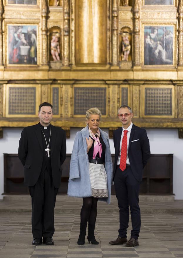 El obispo de Ciudad Rodrigo, Raúl Berzosa, la magistrada del Supremo María Luisa Segoviano y el rector de la Univerisdad de Salamanca, Raúl Rivero, en la capilla del Colegio del Arzobispo Fonseca.