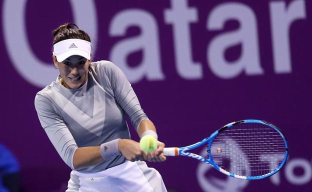 Garbiñe Muguruza golpea la bola. 