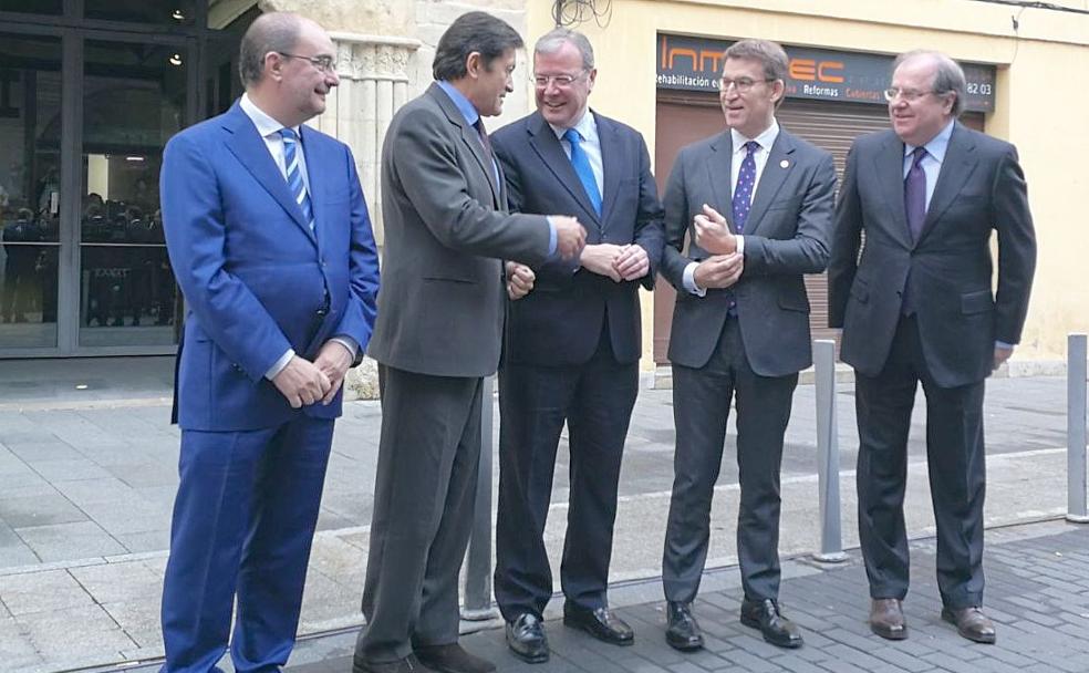 Los cuatro presidentes, junto al alcalde de León, este lunes, ante el Palacio Conde Luna.