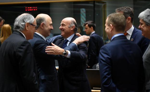 Moscovici felicita a De Guindos.