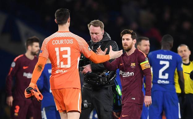 Messi saluda a Courtois tras el partido. 