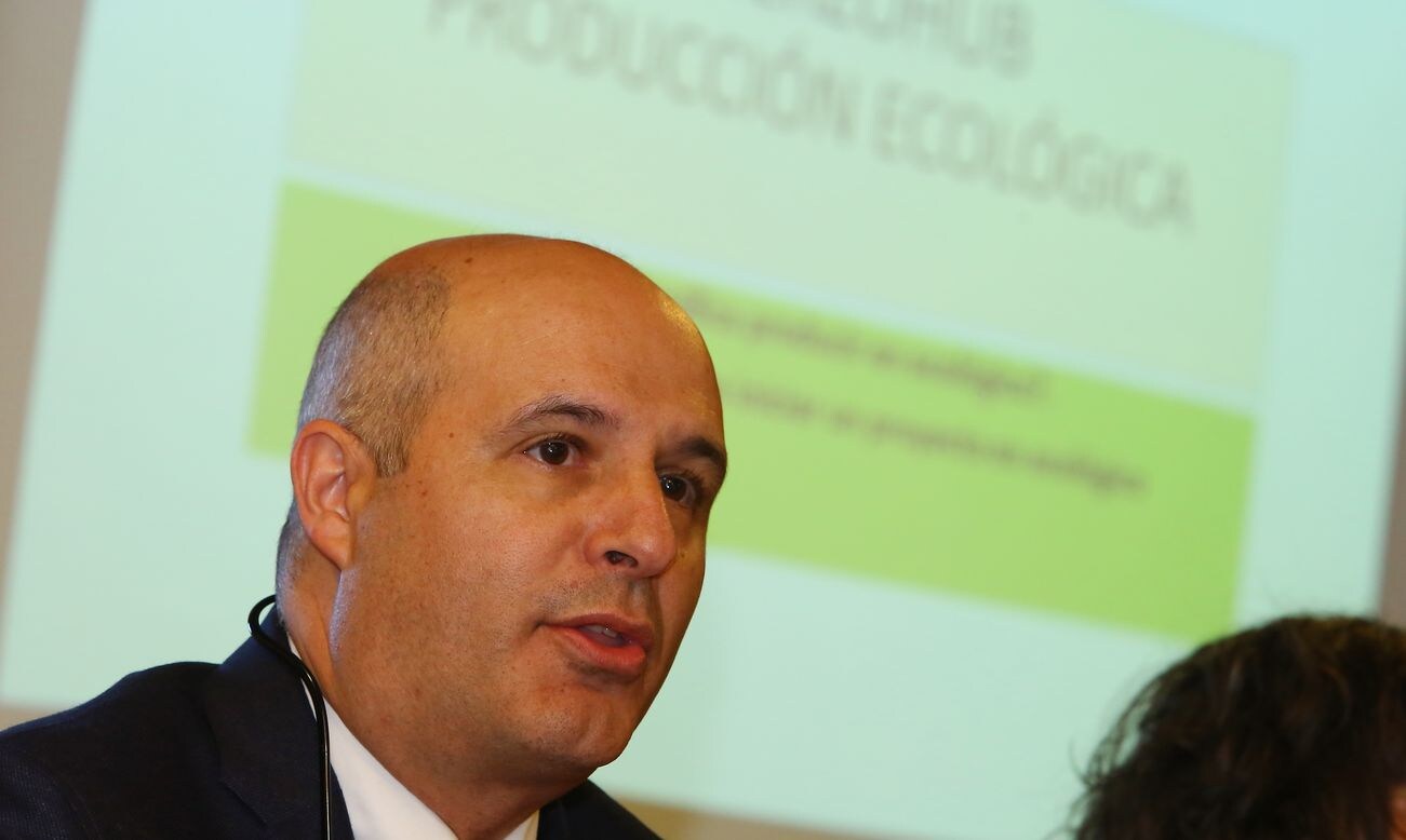 El viceconsejero de Desarrollo Rural y director general de Instituto Tecnológico Agrario de Castilla y León, Jorge Llorente (C), durante la inauguración de la jornada 'Hub Ecológico' en Carracedelo