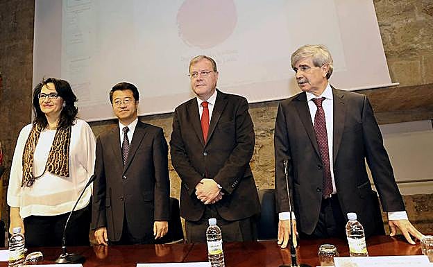 Imagen principal - Conmemoración celebrada en el Palacio del Conde Luna.
