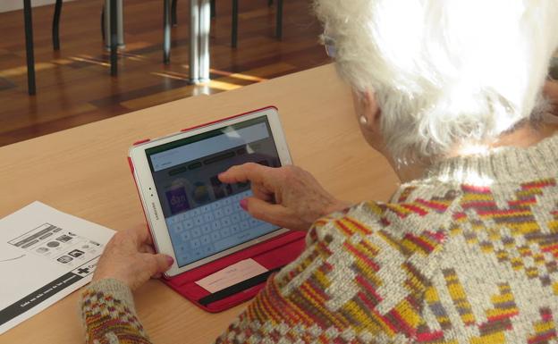 Una alumna, con su tablet. 