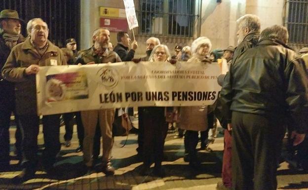 Imagen principal - Un instante de la concentración de pensionistas en León.