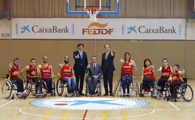 El presidente de CaixaBank, el presidente de la Federación Española de Deportes de Personas con Discapacidad Física y el secretario de Estado para el Deporte, durante el acto. 