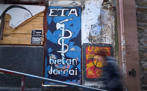 Logotipo de ETA en una pared de Bermeo (Vizcaya).