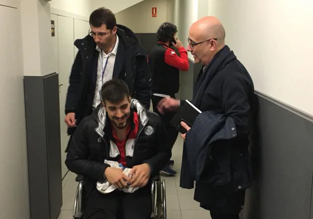 Juanjo Fernández a la salida del vestuario en silla de ruedas