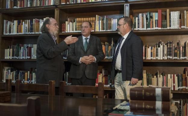 Joaquín Díaz, Carlos Moro y Fernando Rey charlan en una de las bibliotecas de la Casona de Urueña.