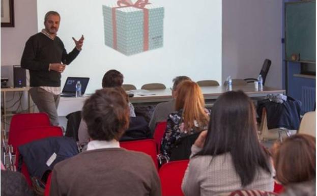 El Colegio Virgen Blanca acoge la jornada Educación, Comunicación y Marketing