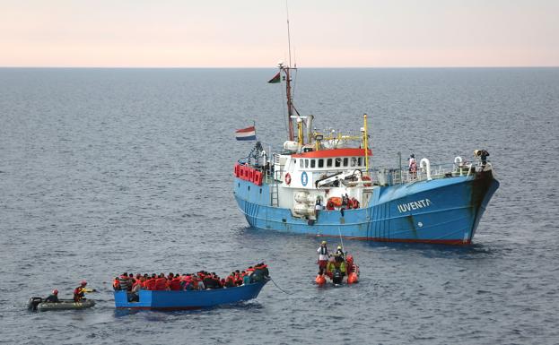 Rescate de una patera en aguas del Mediterráneo.