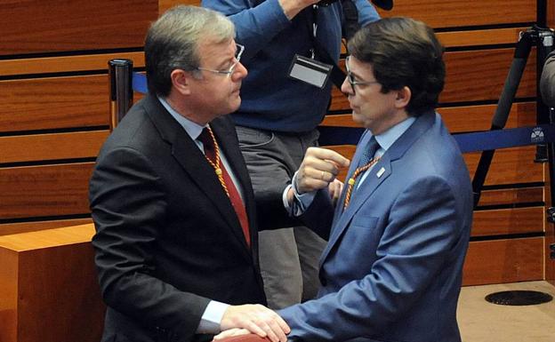 Silván conversa con Alfonso Fernández Mañueco.