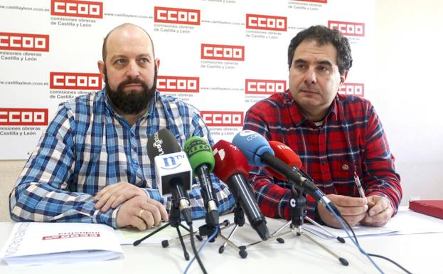 Ángel Santos, a la izquierda; y Manuel Ramos, a la derecha, en la sede de CCOO León.