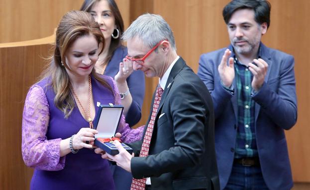 La presidenta de las Cortes, Silvia Clemente, entrega la Medalla de Oro de las Cortes al rector de la Universidad de Salamanca, Ricardo Rivero, durante la celebración del XXXV Aniversario del Estatuto de Autonomía.