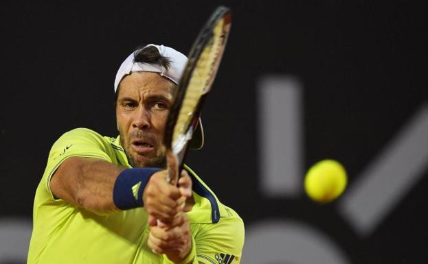 Verdasco golpea la bola ante Schwartzman. 