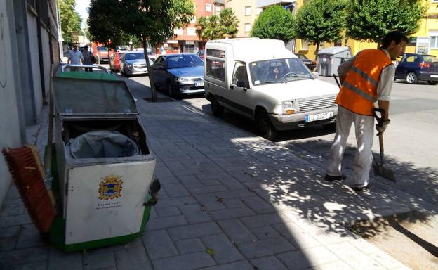 Un operario de FCC realiza labores de limpieza en una calle de Ponferrada.